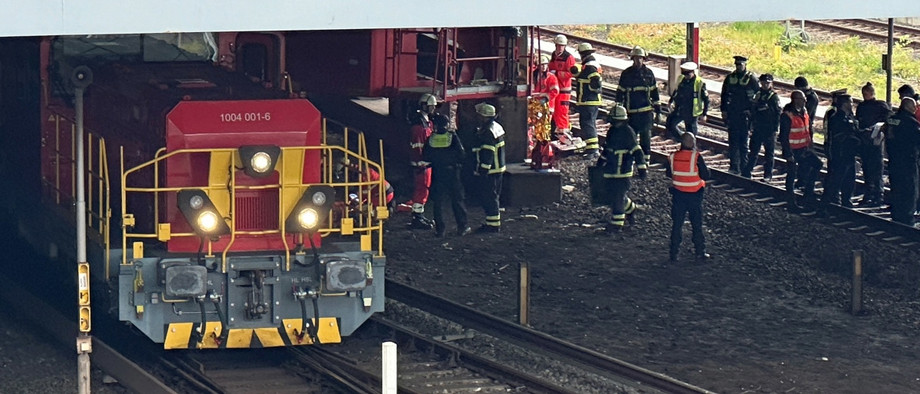 Rettungsfahrzeuge sind am Hamburger Hauptbahnhof im Einsatz, nachdem ein kleiner Bauzug entgleiste.