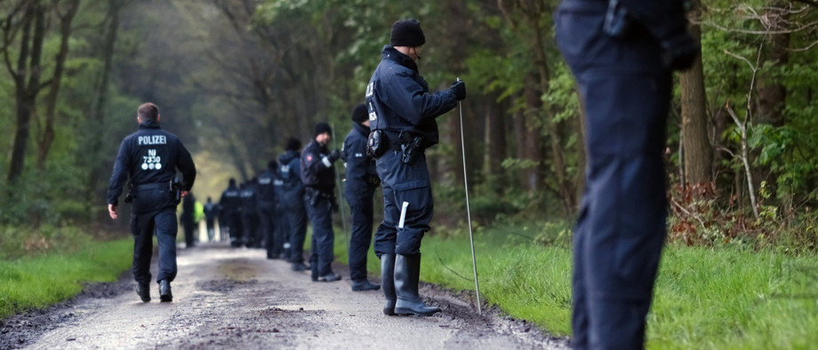 Eine Hundertschaft der Polizei durchsucht ein Waldgebiet bei Bremervörde.