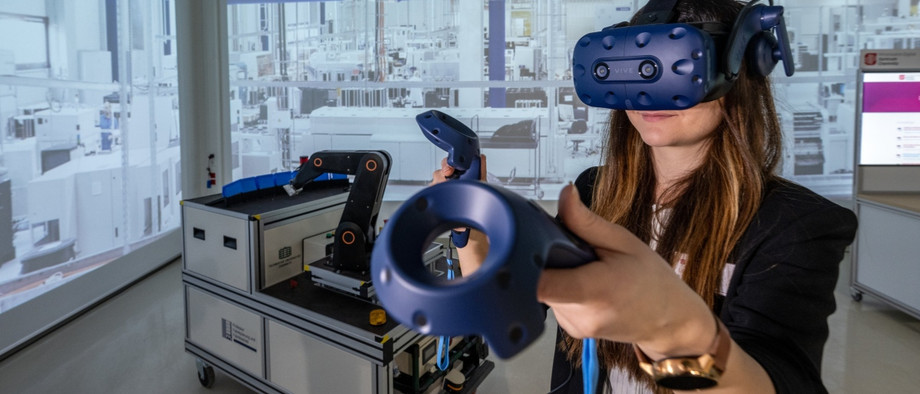 Am Mittelstand-Digital Zentrum der Tu Chemnitz wird VR-Technologie ausprobiert.