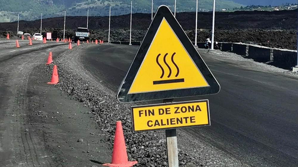 Die Aschestraße auf La Palma ist eine heiße Angelegenheit: Noch immer gibt es gefährliche Hot Spots, die Reifen schmelzen lassen können.