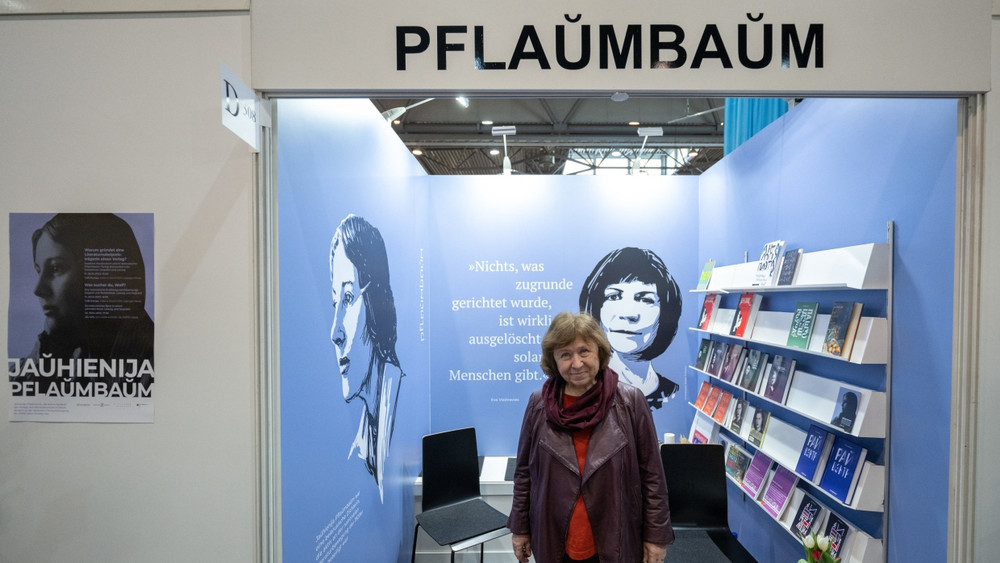Swetlana Alexijewitsch am Stand des von ihr gegründeten Verlages auf der Leipziger Buchmesse
