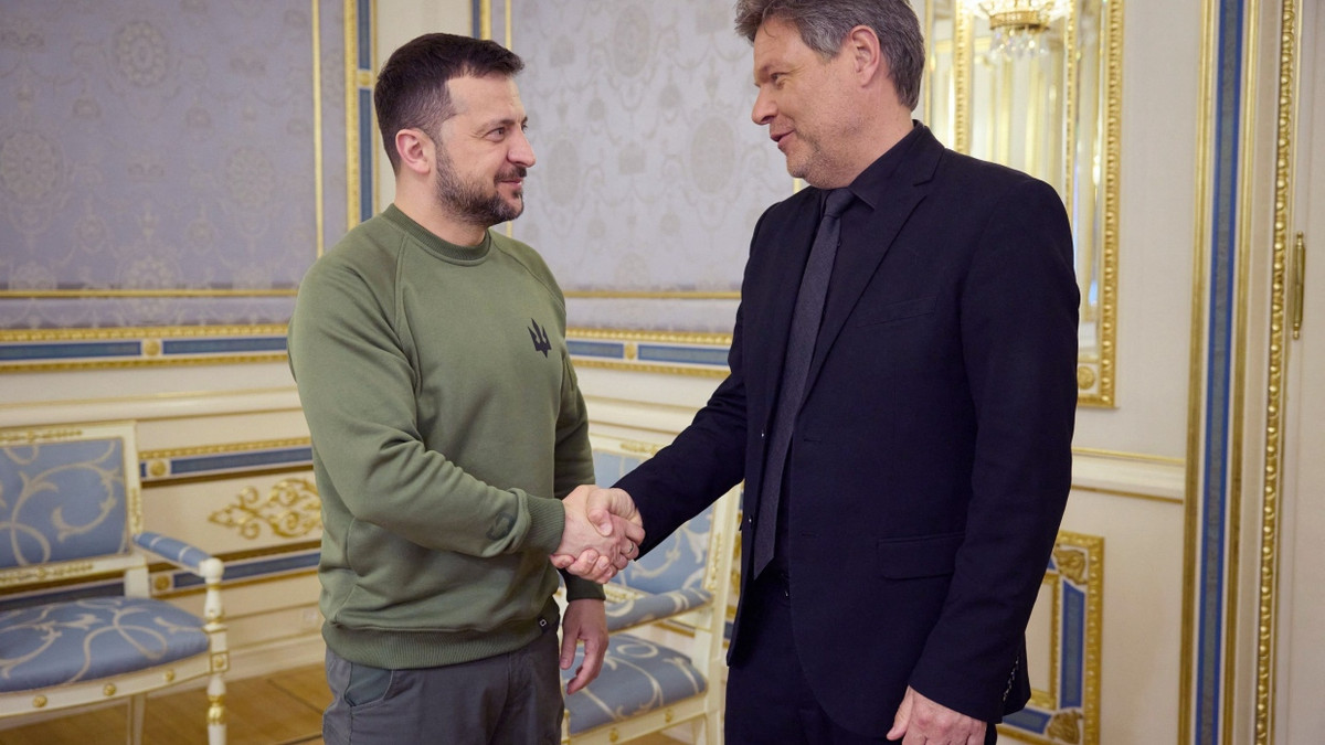 Wolodymyr Selenskyj trifft vergangenen Donnerstag Robert Habeck in Kiew.