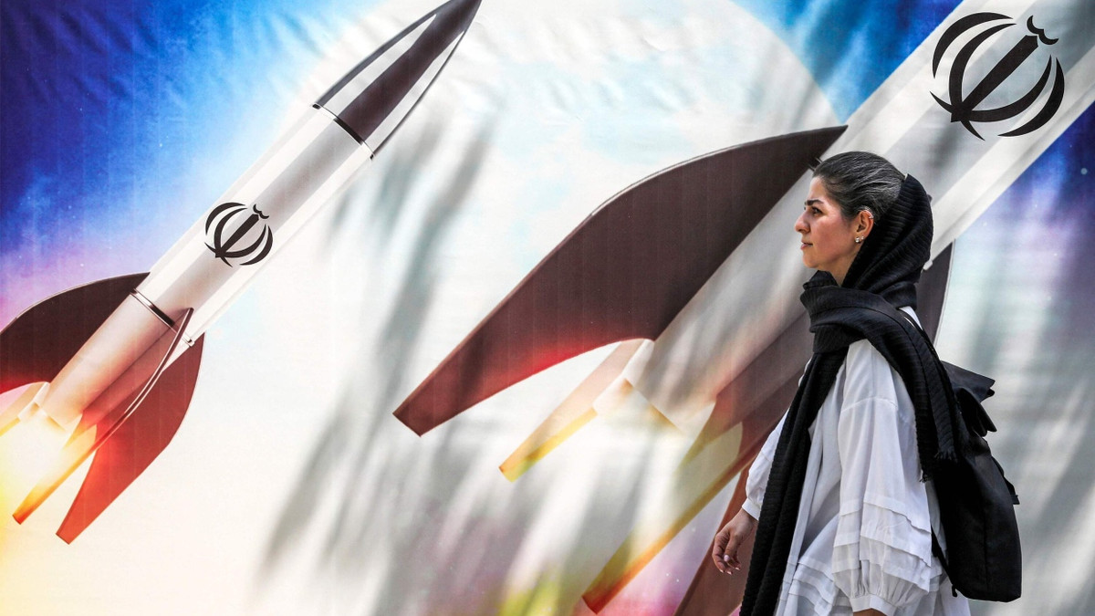In Teheran geht vergangenen Montag eine Frau an einem Propaganda-Banner mit der Abbildung von Raketen vorbei.