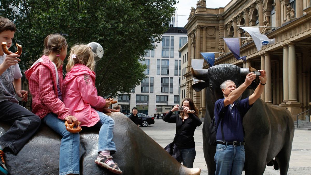 Auf Augenhöhe mit Goethe: Bulle und Bär vor der Frankfurter Börse gehören zu den beliebtesten Fotomotiven