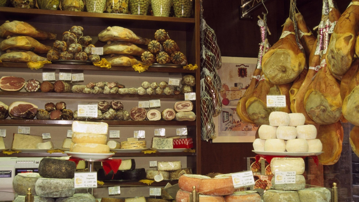 Delikatessengeschäft in Bologna: Laut Nutri-Score wohl eher ungesunde Lebensmittel