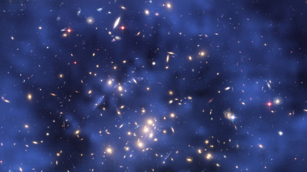 Ein Ring Dunkler Materie (blaue Struktur) umhüllt einen  Galaxienhaufen. Die Verteilung der Dunklen Materie wurde am Computer anhand von Modellen errechnet und dann über ein Foto des Hubble-Weltraumteleskops gelegt.