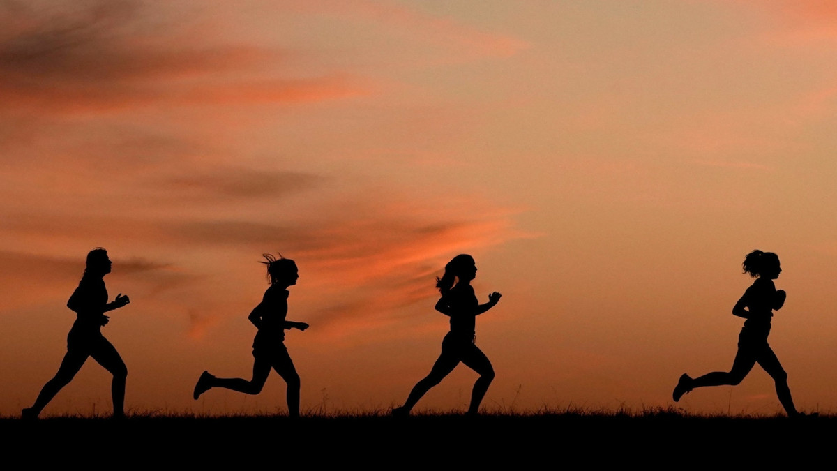 Läuferinnen sind bei Sonnenaufgang unterwegs. (Symbolbild)