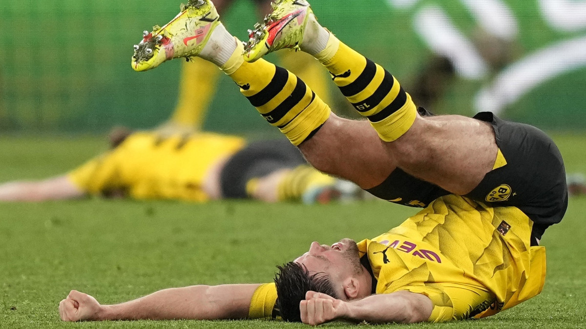 Der Erfolg haut sie um: Niclas Füllkrug und Borussia Dortmund stehen im Halbfinale der Champions League.