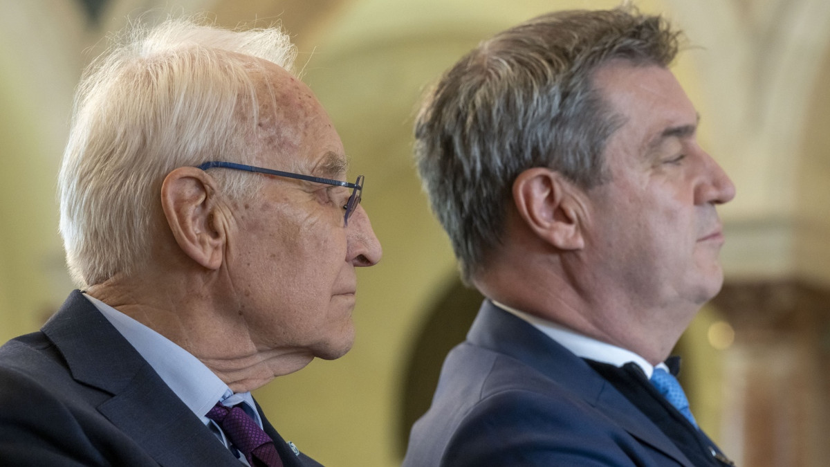 Der ehemalige Ministerpräsident Edmund Stoiber (l, CSU) und Markus Söder, (r, CSU) bei einer Buchvorstellung in der Staatskanzlei am Donnerstag