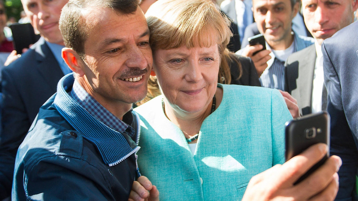 Kanzlerin Merkel mit einem Flüchtling aus dem Irak im September 2015.