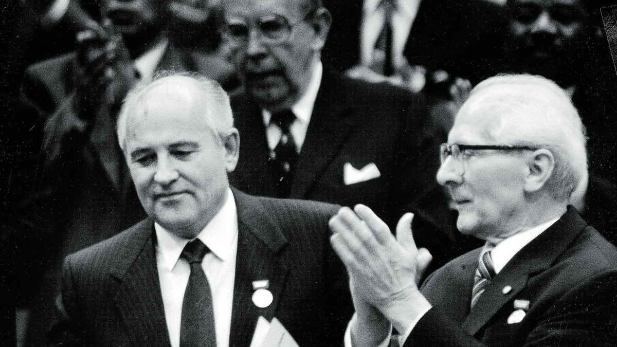 Eingebremst: Erich Honecker applaudiert Michail Gorbatschow.