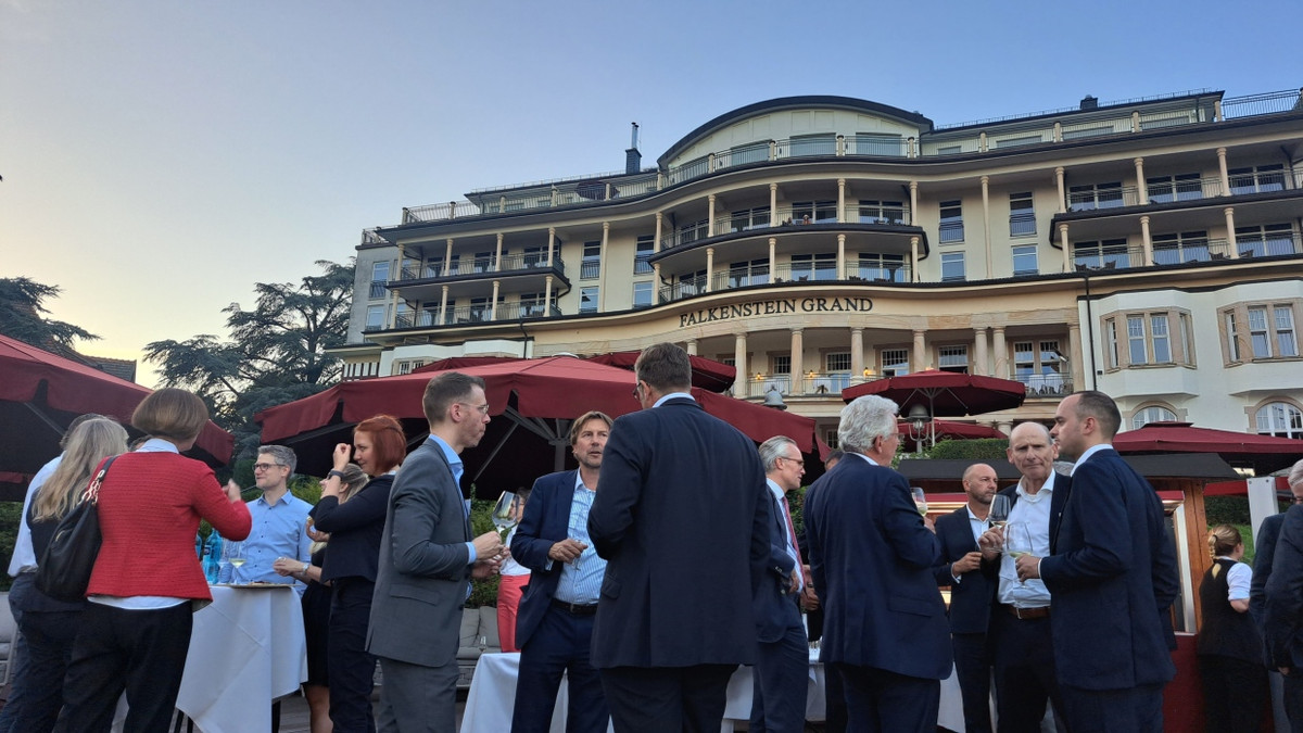 Insgesamt besuchten mehr als 140 Gäste das Private Clients Forum 2023 im Falkenstein Grandhotel in Königstein. Die zweitägige Fachtagung richtete sich an Family Offices, Unternehmer, Stiftungen und vermögende Privatpersonen.