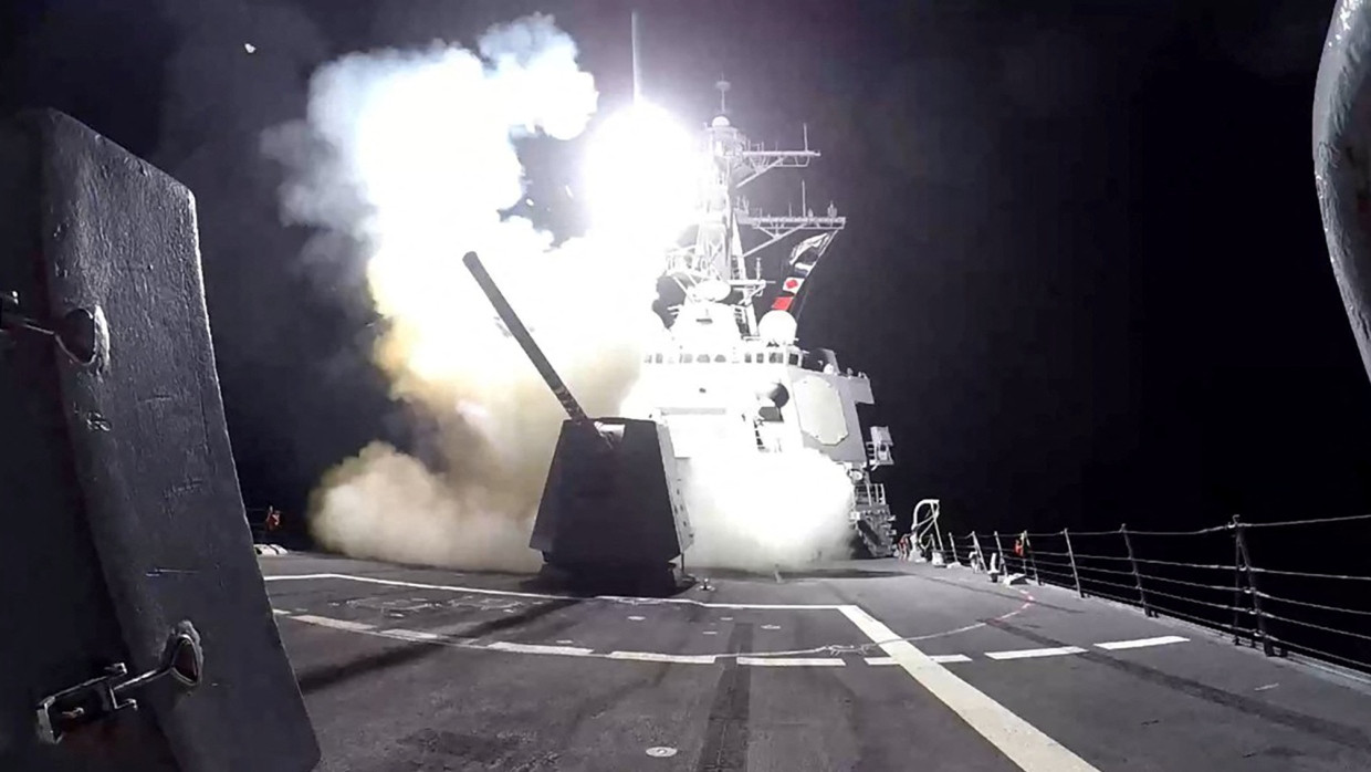 Eine Rakete wird von dem amerikanischen Kriegsschiff USS Gravely auf Ziele der Huthi-Rebellen abgefeuert. Das Bild datiert vom 3. Februar 2024 und wurde vom U.S. Central Command zur Verfügung gestellt.