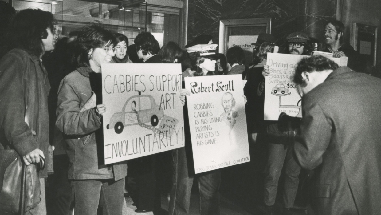 Marktkritik trifft Kultursnobismus: Von Robert Rauschenberg organisierte Demonstration gegen die Versteigerung der Sammlung Robert und Ethel Scull 1973 vor dem Auktionshaus Sotheby Parke Bernet in New York