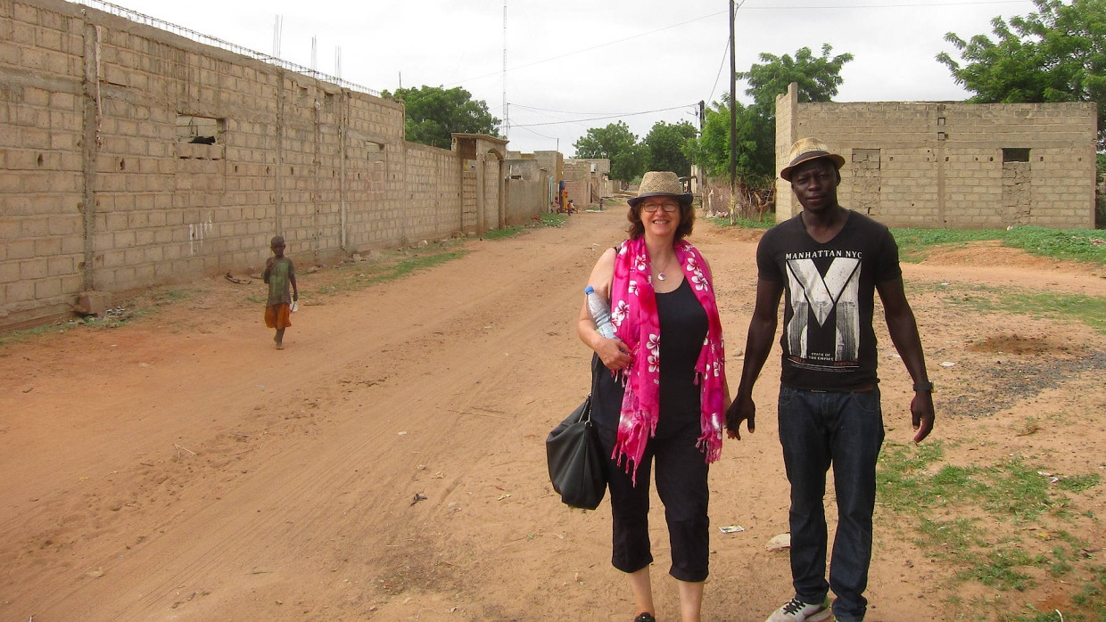 Helke Fussell besucht Babakar Segnane, um zu schauen, wo die Spenden aus Prien am Chiemsee landen.