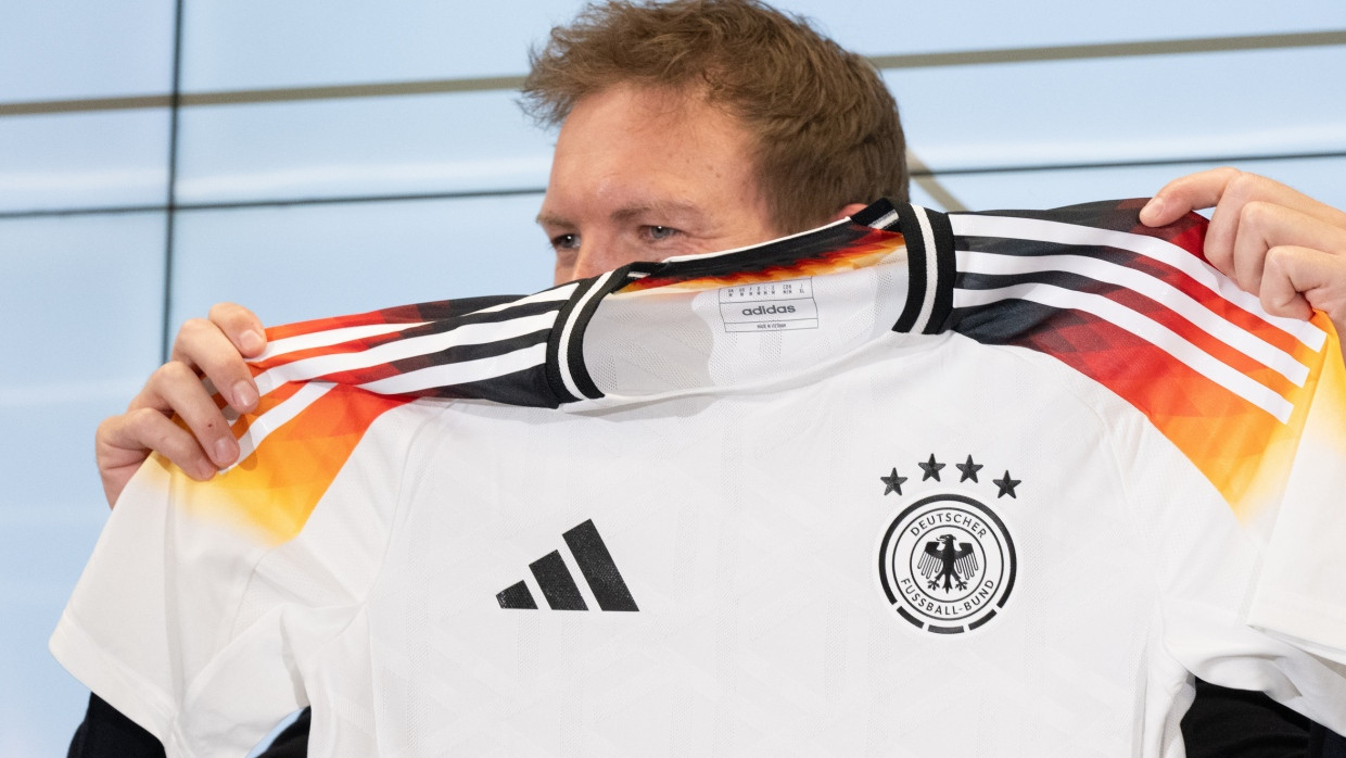 Made in Vietnam: Bundestrainer Julian Nagelsmann präsentiert eines der letzten Deutschland-Trikots aus dem Hause Adidas.