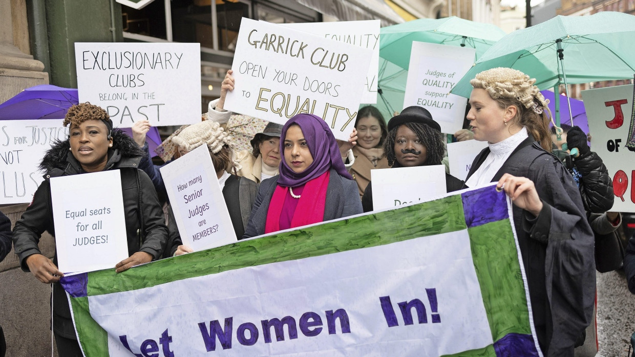 „Let Women In!“: Frauen demonstrieren im März vor dem Garrick Club in London, in den bislang nur Männer aufgenommen werden.