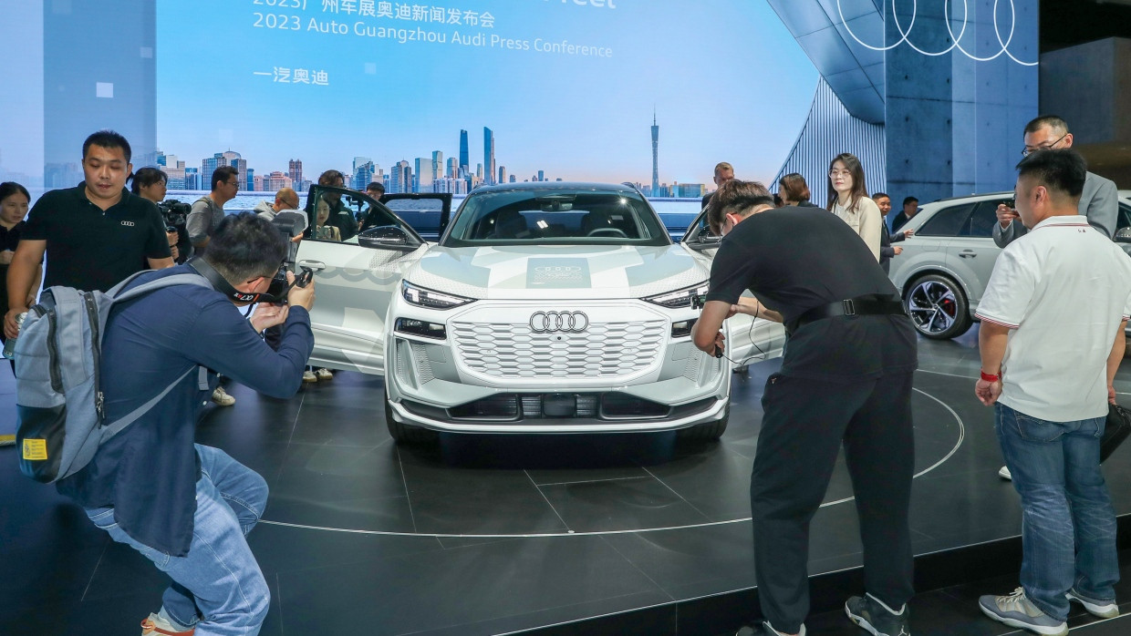 Hoffnungsträger für Audi: Der elektrische SUV Q6 E-Tron - hier im Tarnkleid auf einer Messe in China - soll bald auf den Markt kommen
