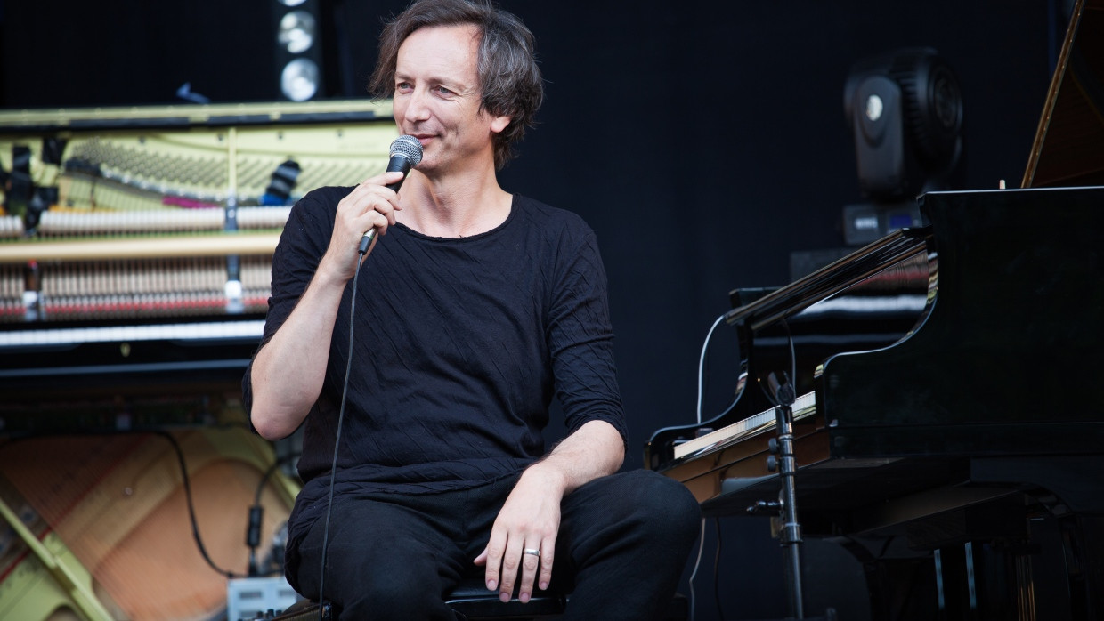 Volker Bertelmann auf einem Hauschka-Auftritt im Sommer 2017 im Frankfurter Palmengarten