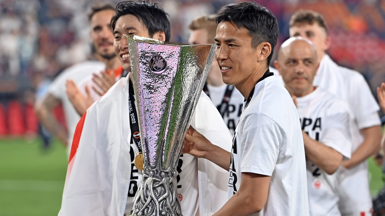 Strahlemann nach dem Europa-League-Sieg 2022: Makoto Hasebe (rechts)