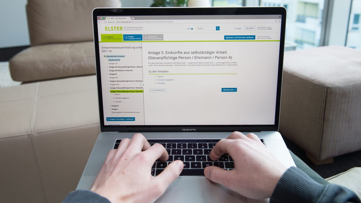 Ein Mann fuellt im Elster-Online Portal die Anlage S für Selbständige aus.