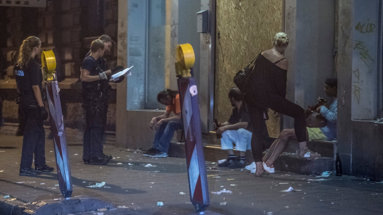 Eine Polizeistreife kontrolliert im Frankfurter Bahnhofsviertel Drogensüchtige.