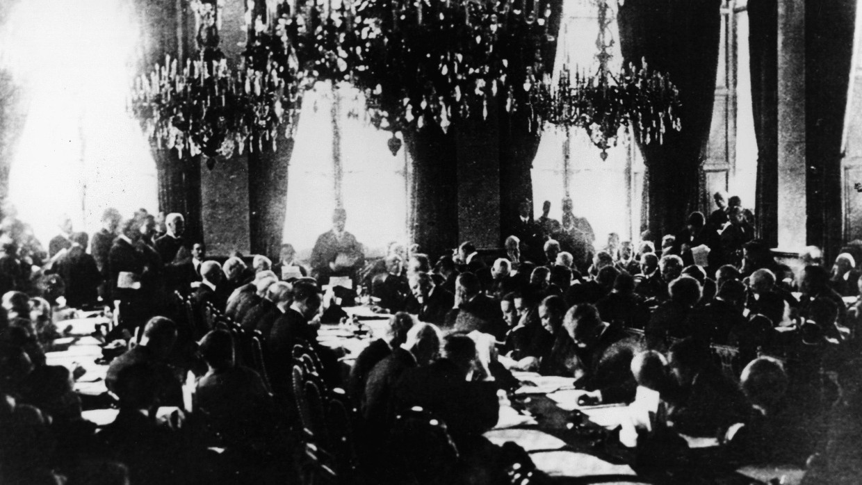 Der amerikanische Präsident Wilson spricht auf der Pariser Friedenskonferenz.