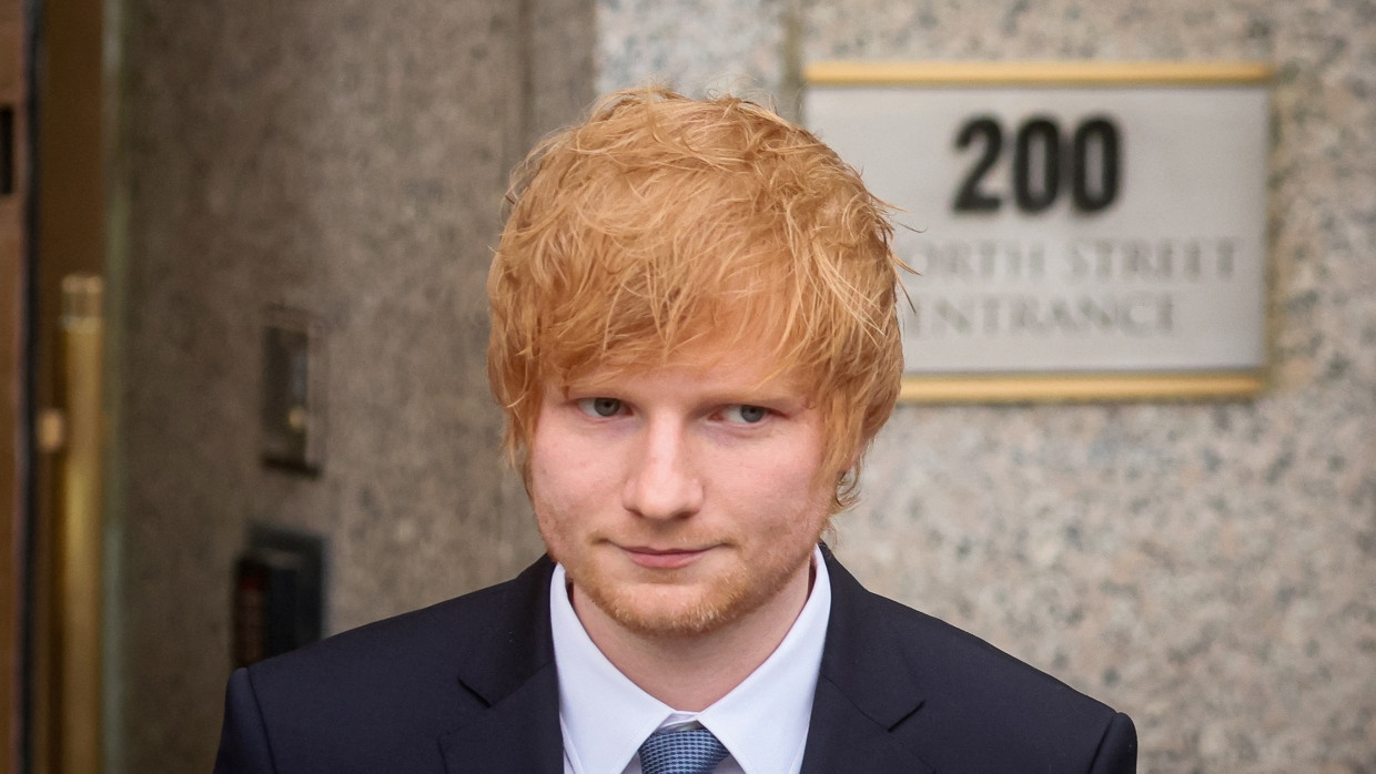 Der Sänger Ed Sheeran verlässt nach dem Prozessauftakt gegen ihn das Gerichtsgebäude in New York.