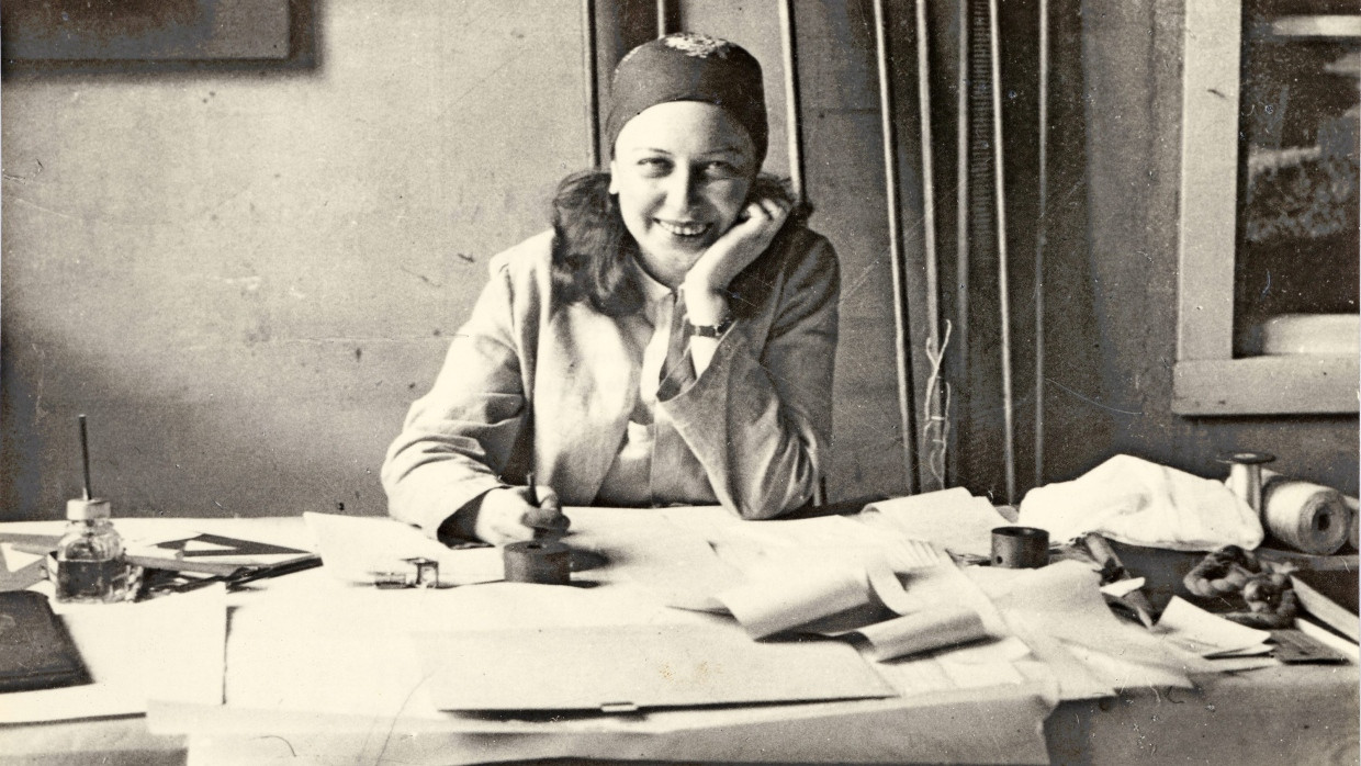 Fühlte sich der Architektur näher als der bildenden Kunst: Otti Berger an ihrem Arbeitstisch um 1931