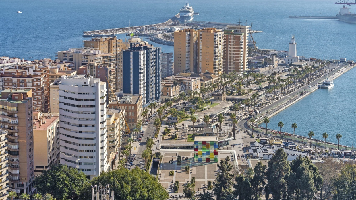 Hochhäuser und Hafen-Promenade Muelle Uno mit dem Museum Pompidou in Málaga