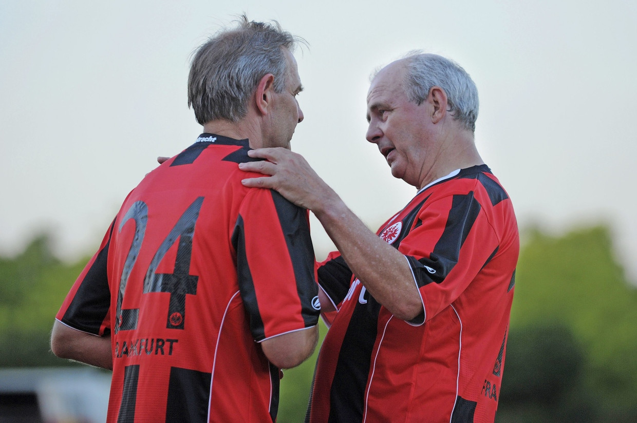 Gemeinsam auf dem Feld, auch 2010 noch: Karl-Heinz Körbel (links) und Bernd Hölzenbein