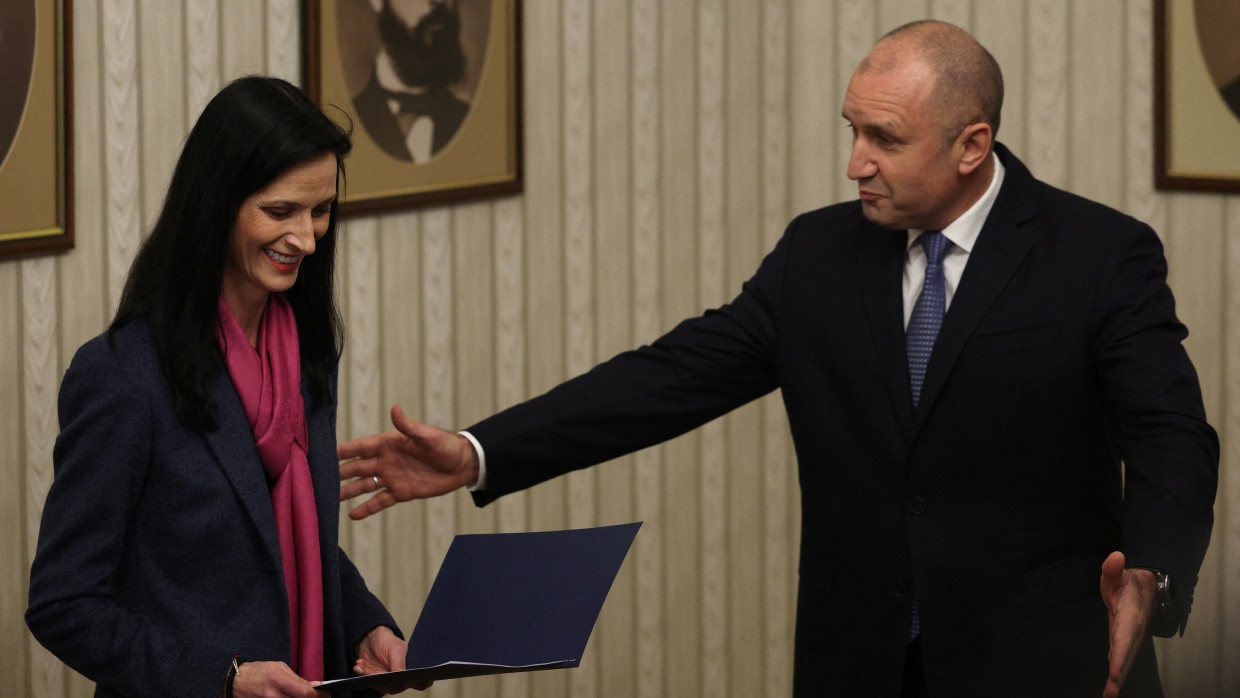 Gescheitert: Marija Gabriel, hier am 19. März mit Präsident Rumen Radew, konnte kein neues Kabinett in Bulgarien bilden.