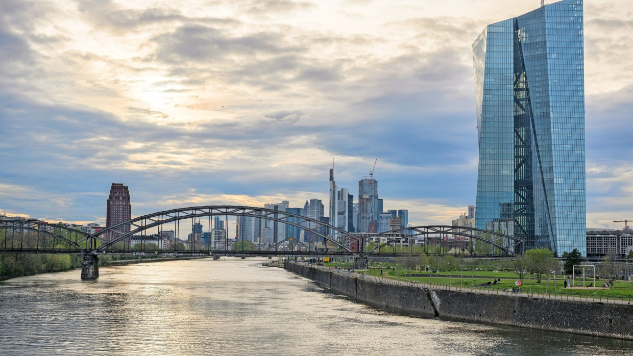 Blick auf die Europäische Zentralbank in Frankfurt: „Das Leben kann nur rückwärts verstanden werden; aber es muss vorwärts gelebt werden.“