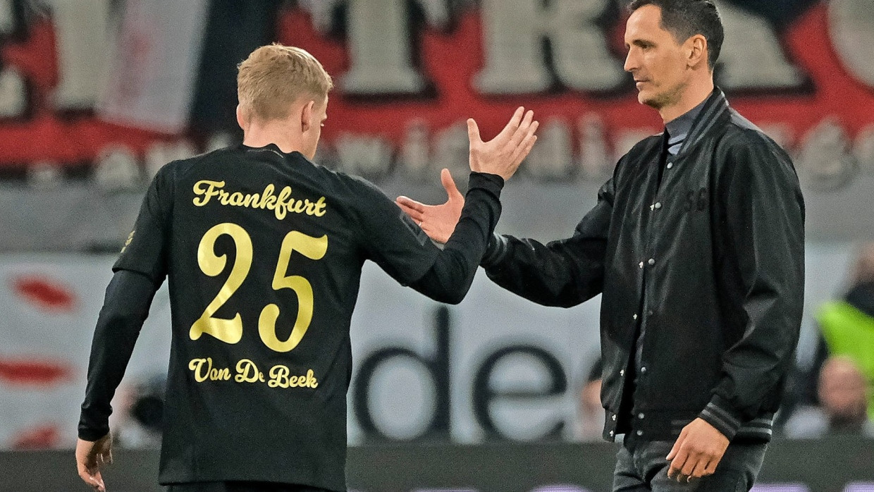 Sternensammler gesucht: Bei den Hessen ist Donny van de Beek (links, mit Trainer Dino Toppmöller) nicht richtig in Schwung gekommen.