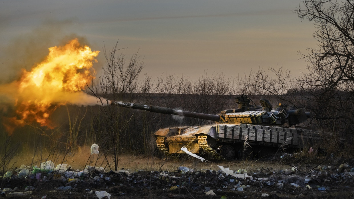Ein ukrainischer Panzer feuert auf russische Stellungen in der Ostukraine. (Archivbild)