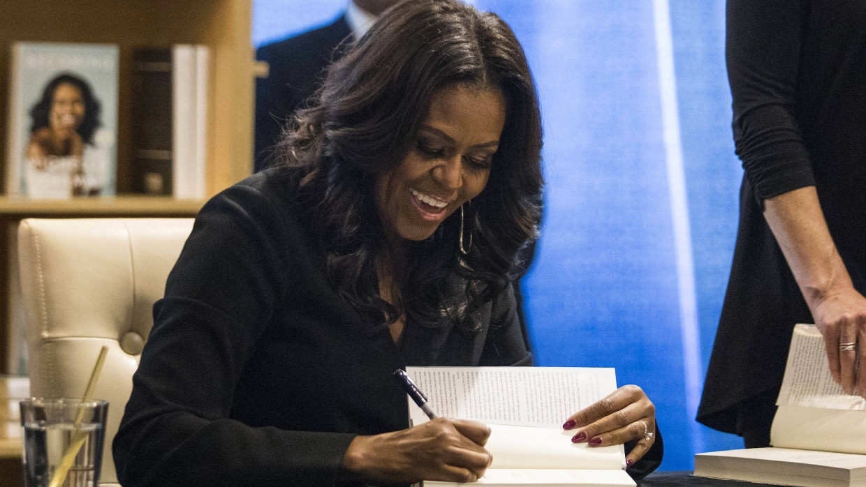 Die ehemalige First Lady Michelle Obama hat allen Grund zur Freude: Ihr neues Buch „Becoming“ ist schon jetzt ein Bestseller.