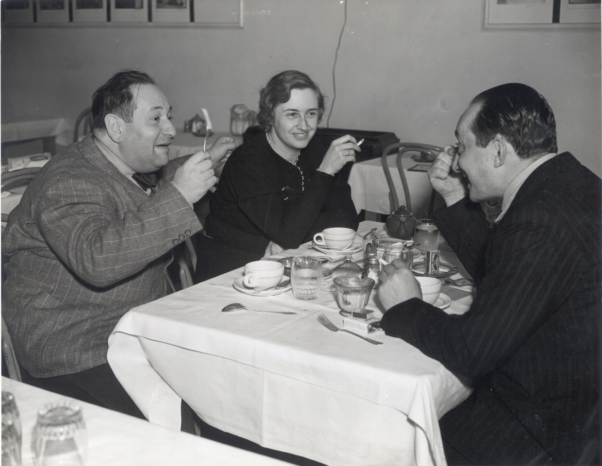 Erich Wolfgang Korngold improvisiert nach einem Mittagessen in der Studiokantine der Warner Brothers ein Stückchen für Stimmgabel solo; sein Publikum sind seine Ehefrau Luzi Korngold, geboren als Luise von Sonnenthal in Wien, und der aus Berlin-Steglitz gebürtige Filmproduzent Henry Blanke.