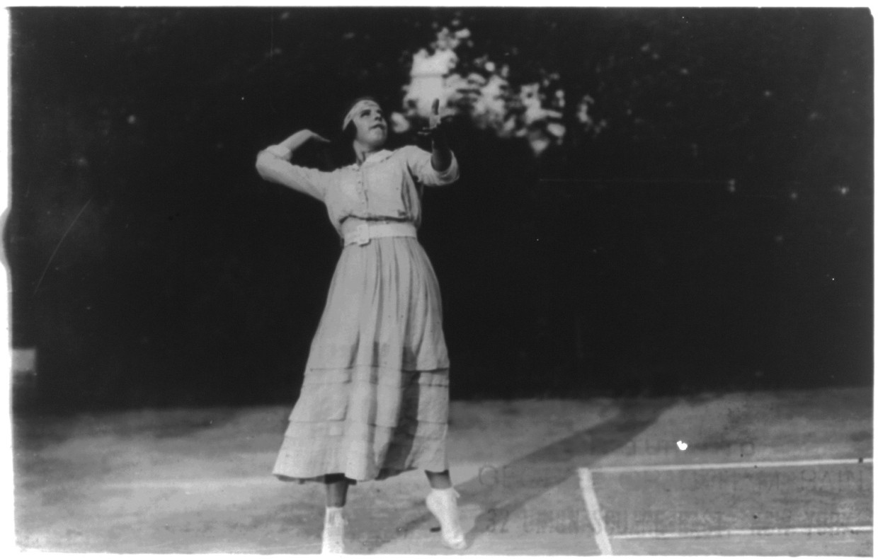Paula Hillburn Blackton, Stummfilm-Schauspielerin  (unter anderem „The Diary of a Puppy“), schlug 1910 einen Tennisball.