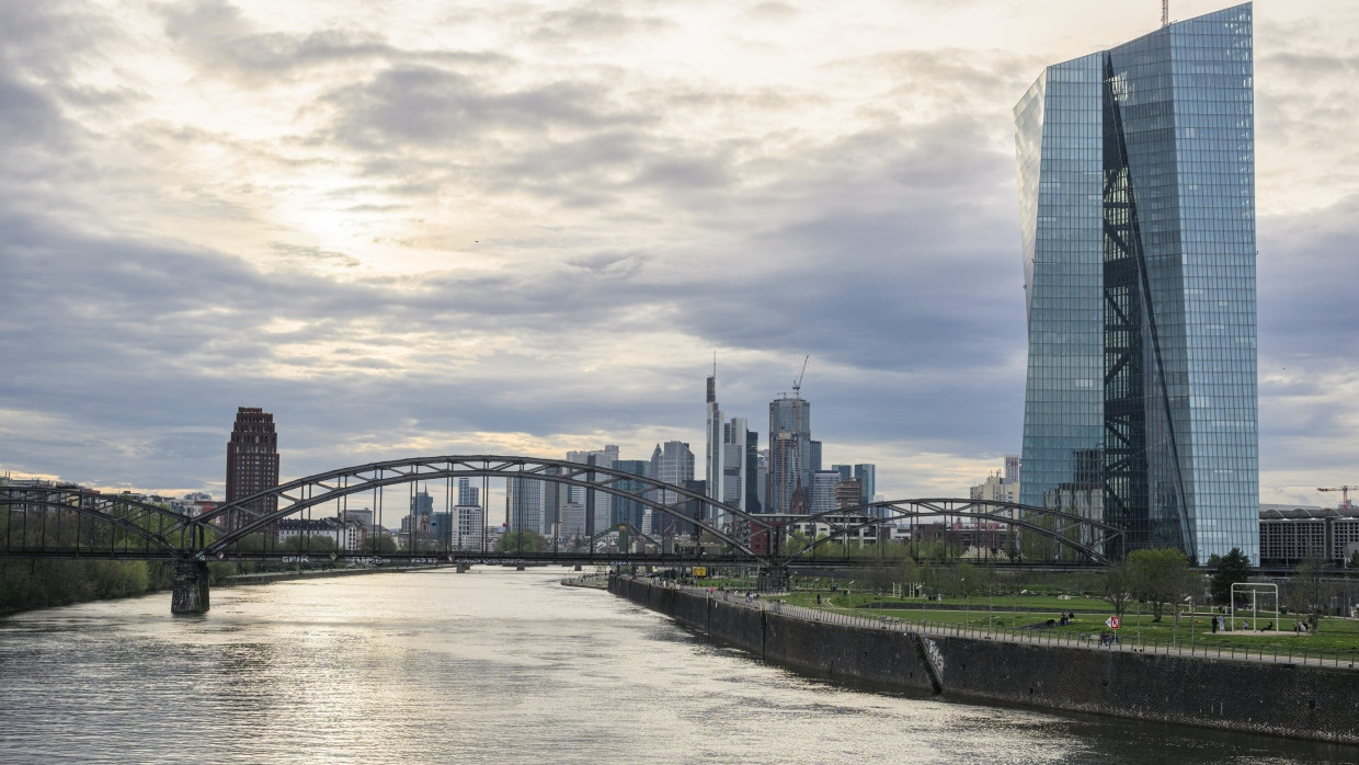 Blick auf die Skyline und die Europäische Zentralbank EZB von der Osthafenbrücke aus.