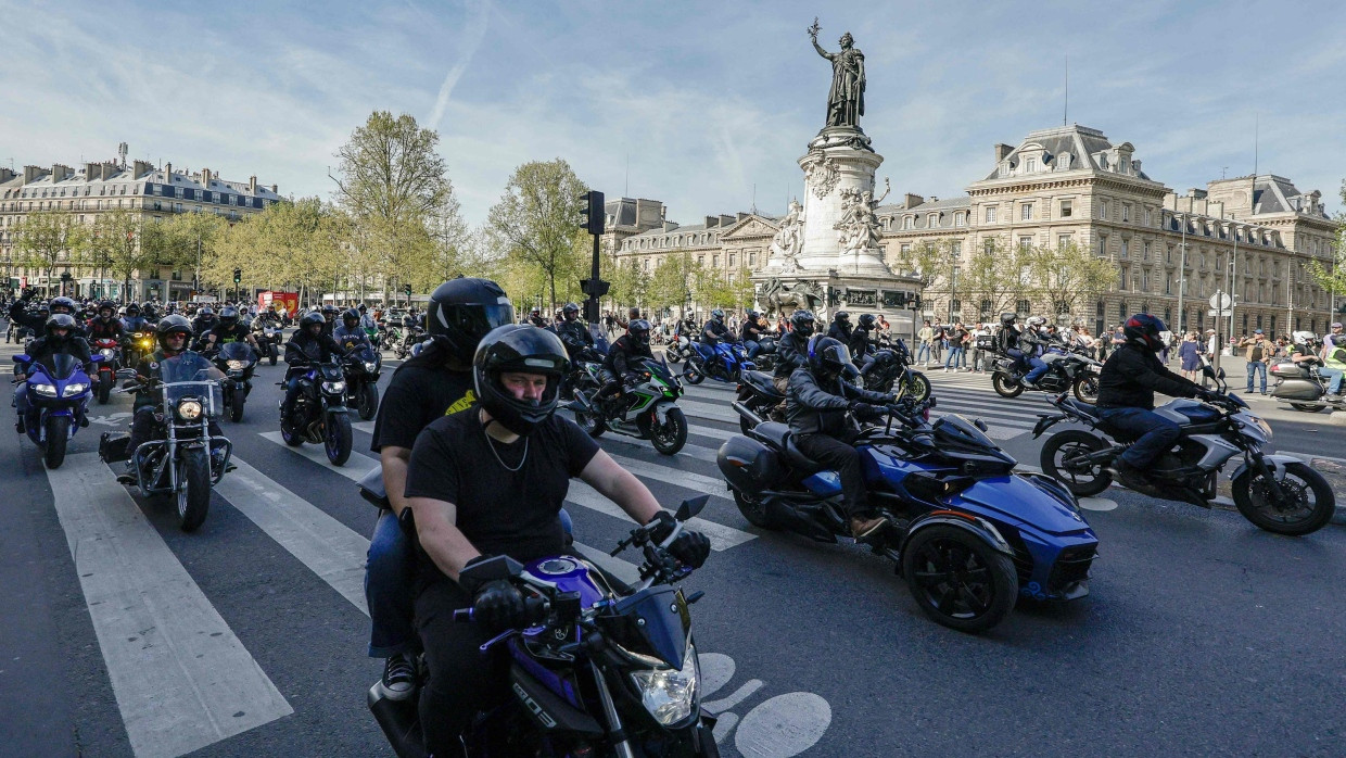 Motorradfahrer demonstrieren auf dem Place de la République in Paris gegen die Einführung der TÜV-Pflicht für motorisierte Zweiräder.