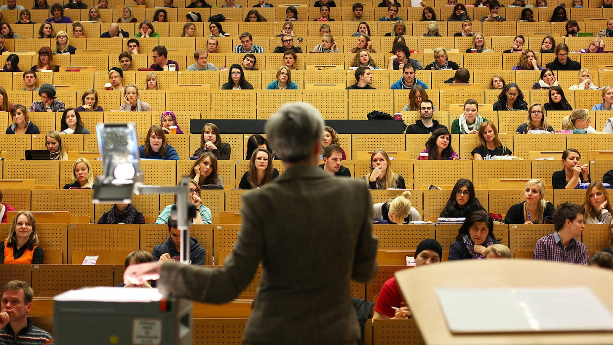 Eine Professorin hält in einem Hörsaal der Ruhr-Universität in Bochum eine Vorlesung.
