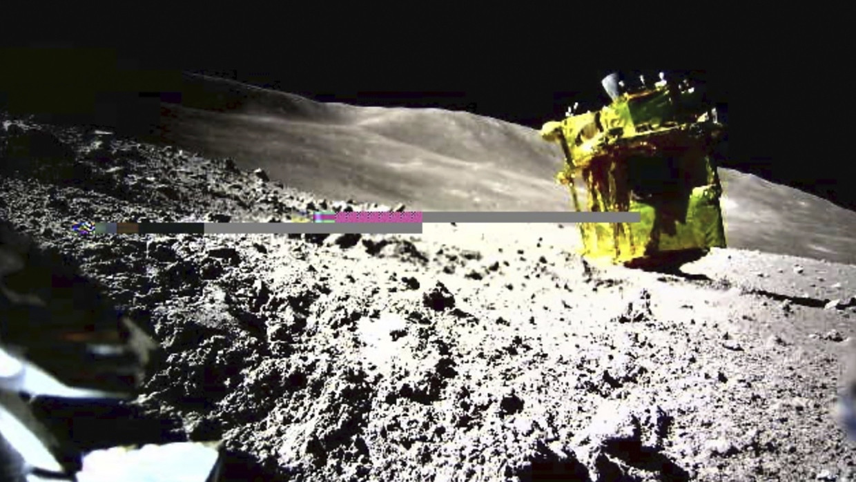 Das Bild, aufgenommen vom Rover LEV-2, zeigt die Mondsonde SLIM kurz nach der Landung.