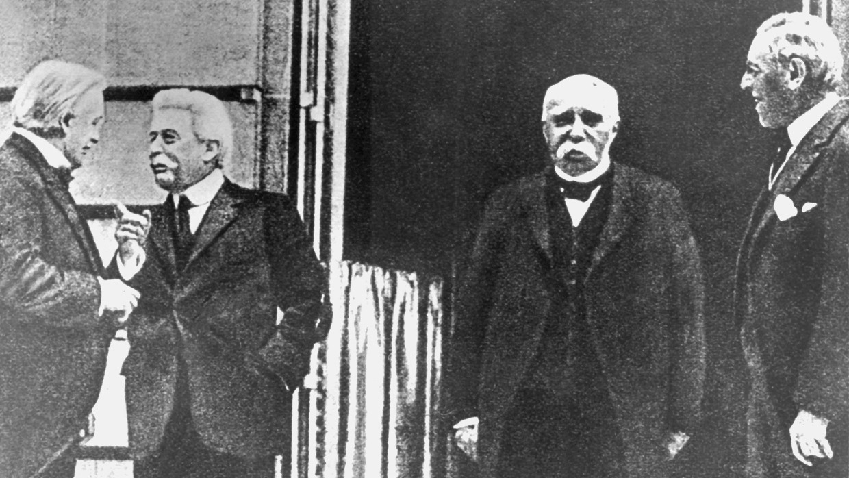 Archiv - Die Ministerpräsidenten David Lloyd George (England), Vittorio Emanuele Orlando (Italien), Georges Benjamin Clemenceau (Frankreich) und der amerikanische Präsident Woodrow Wilson (Archivfoto von 1919).