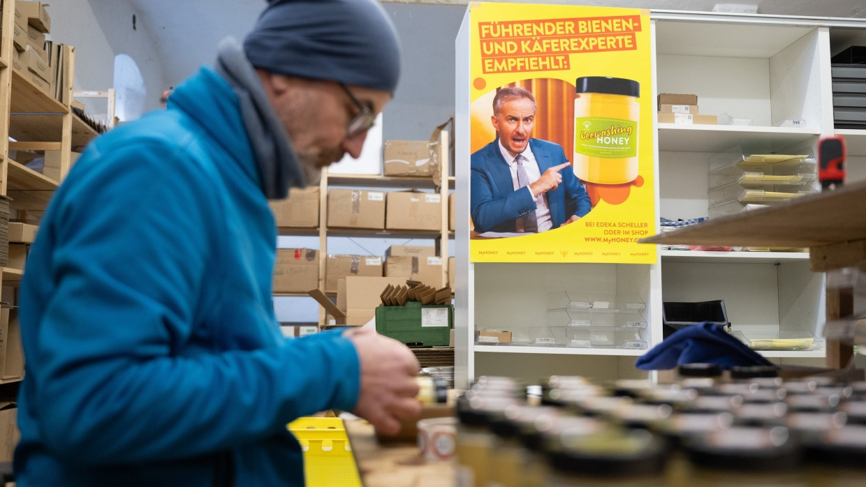 Ist nicht mehr im Handel, aber Jan Böhmermann setzt nach: der „Beewashing Honey“ des Imkers Rico Heinzig.