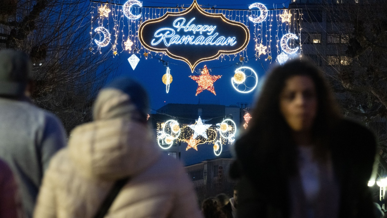 Gelungenes Zeichen für den Respekt aller Religionen: Der Schriftzug „Happy Ramadan“ über der Frankfurter Freßgass.
