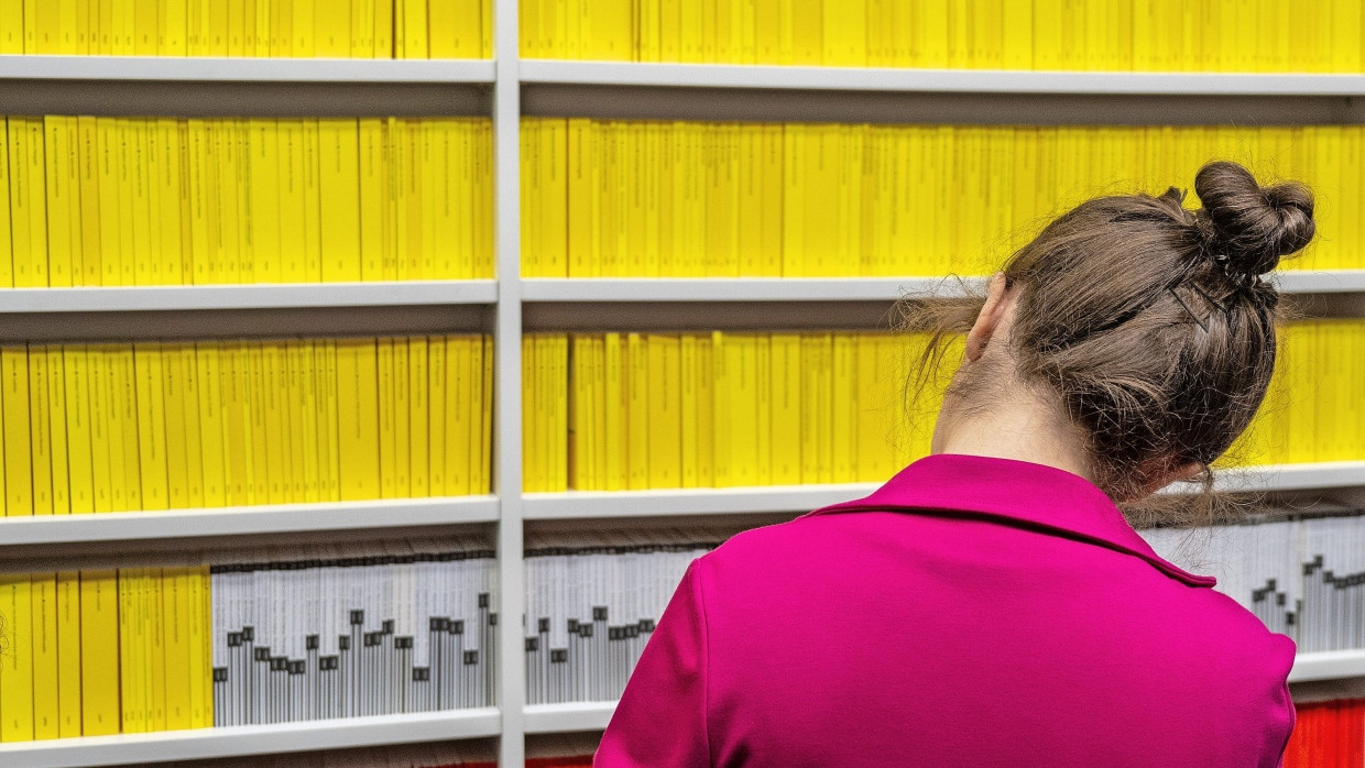 So schöne Klarheit herrscht nicht überall: eine Frau am Reclam-Stand auf der Leipziger Buchmesse