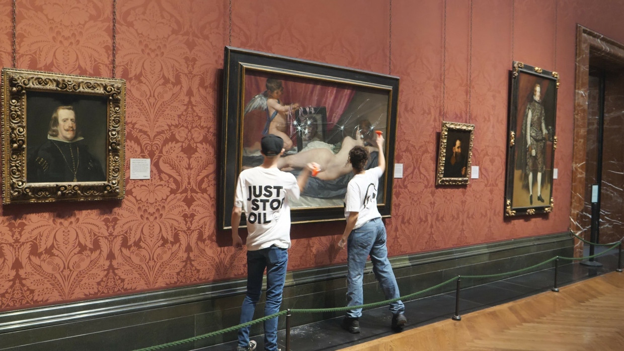 Wer Bilder derart brutal zerstört, wird auch vor Menschen nicht zurückschrecken: Zwei Aktivisten der Gruppe „Just Stop Oil“ zerschlagen das Sicherheitsglas des Gemäldes „Venus vor dem Spiegel“ in der National Portrait Gallery in London.
