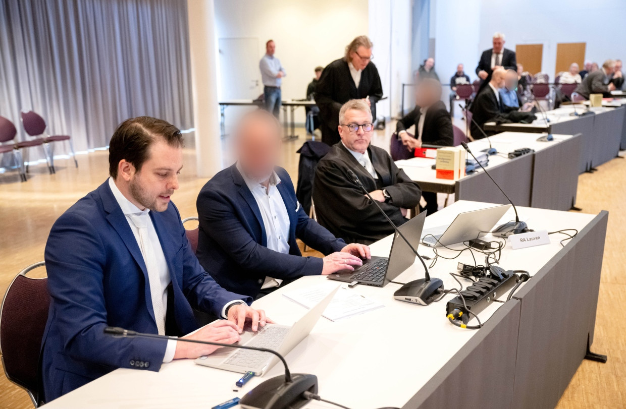 Sechs Angeklagte müssen sich in dem Korruptionsverfahren in Oldenburg verantworten, darunter zwei Ex-Vorstände der Elsflether Werft.