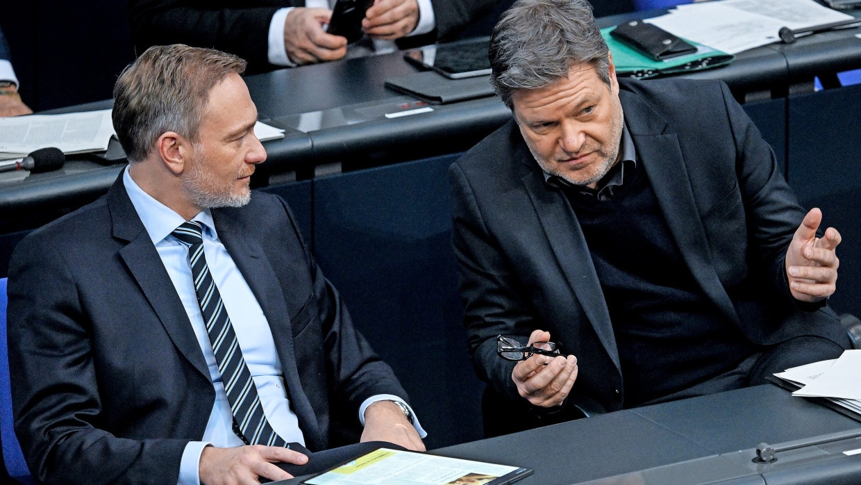 Gleiches Ziel, andere Wege: Christian Lindner und Robert Habeck sind sich uneins, wie sie Unternehmen helfen wollen.