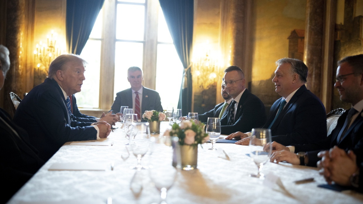 Trump (links) und Orbán (zweiter von rechts) beim Gespräch in Florida